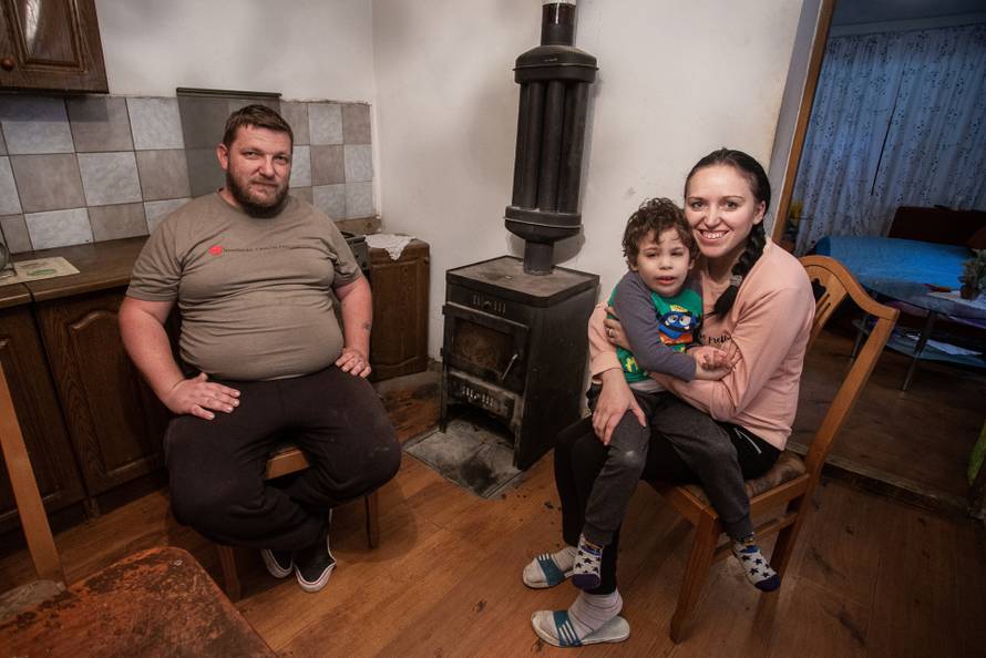 Andrej (3) živi u kući od blata punoj miševa: Teško govori i hoda, a mama ima epilepsiju