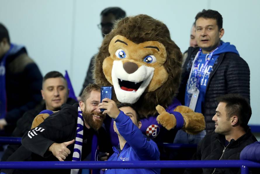 Spektakularni Boysi: Pjesma i šalijada uz stihove Haustora