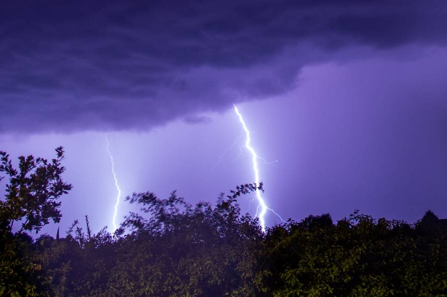 VIDEO Munje noćas  snimljene diljem Hrvatske: 'Užasno je puhalo. Blicalo je kao da je dan'