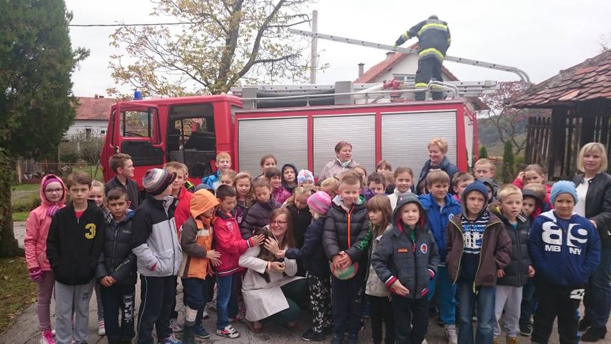 Učenici su pozvali vatrogasce da spase mačića iz bunara