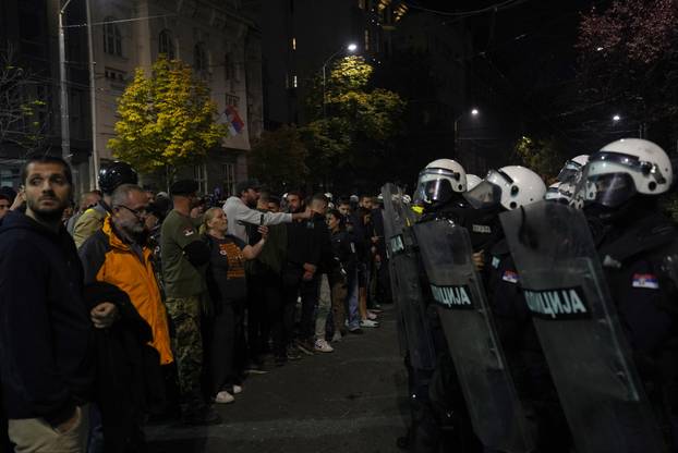Beograd: Građani daju podršku Dijani Hrki, policija kordonom razdvaja dvije skupine građana