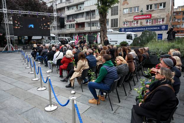 Sarajevo: Komemoracija za Halida Bešlića ispred Narodnog pozorišta