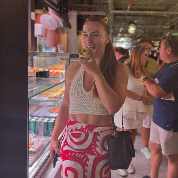 FOTO Ona može sve! Bacala je kuglu pa postala 'kraljca leda', a sjajnom figurom golica maštu