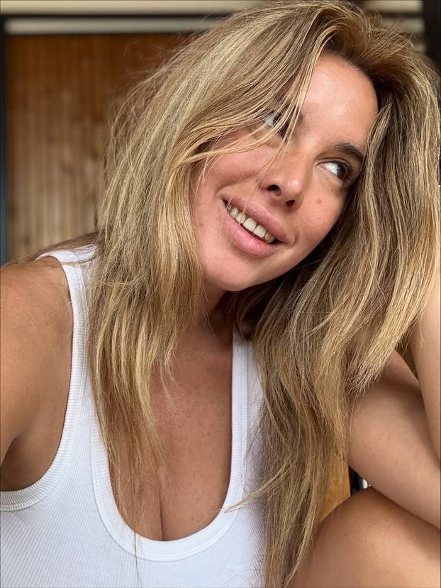 FOTO Nives Celzijus u svlačionici obukla crveni bikini, bujne grudi jedva su stale u njega