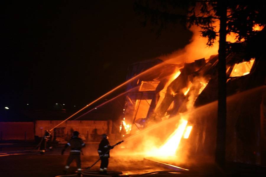 Veliki požar u tvornici konaca u Oroslavju, izgorjelo je skladište