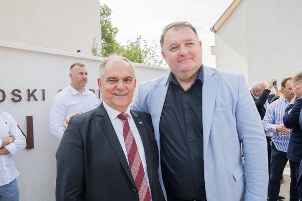 Imotski: Otkriven spomenik Mati Parlovu ispred stadiona Gospin Dolac