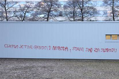 Zagreb: Na garaži Gradskog poglavarstva preko noći je osvanuo antivakserski grafit