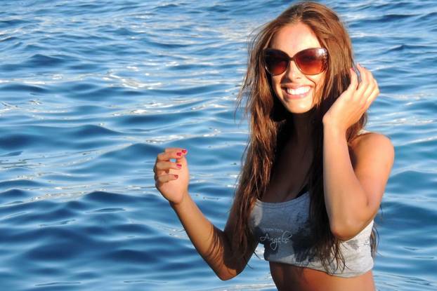 Hvar: Manekenka Vedrana Linardi? s prijateljicama se provozala na banani