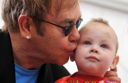 Elton John prodao je stan jer strahuje za sinovu sigurnost