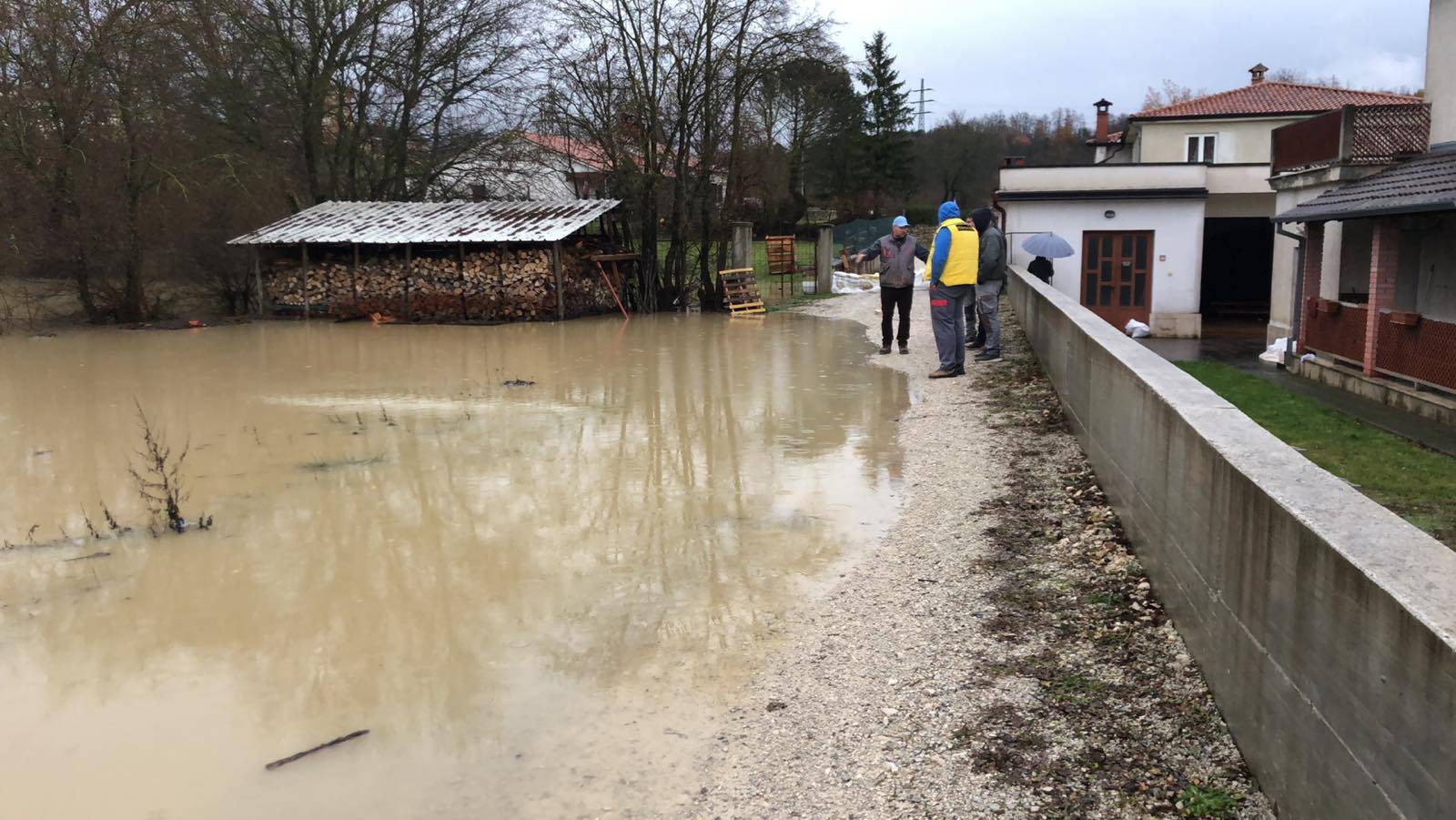 Potop u Istri: Zatvorene ceste, ima odrona, danas stiže nova obilna kiša,  a u gorju i snijeg