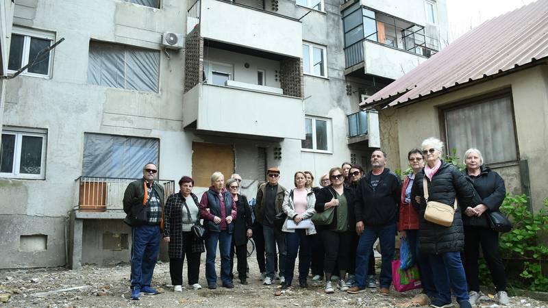 Očaj stanara u Sisku s obnovom! 'Izvođač radova nam je uništio stanove, ne možemo u domove'
