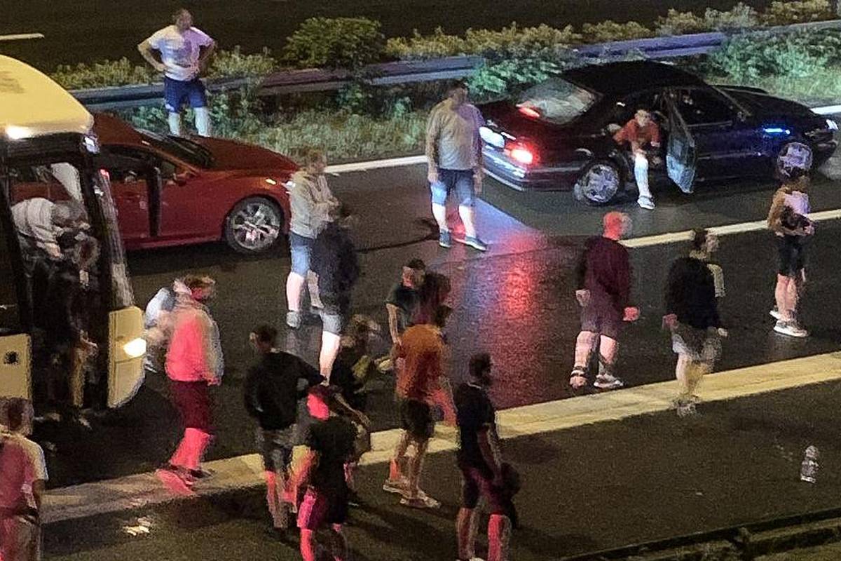 Propucani mladić nije policajac, navijač je Hajduka. Stabilno je i mogao bi iz bolnice za par dana