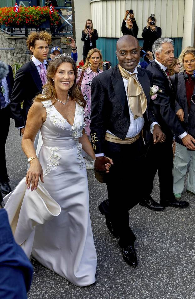 Bridal couple princess Märtha Louise and Mr. Durek Verrett greet the crowd