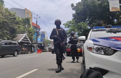 U bombaškom napadu u Indoneziji ranjena tri policajca