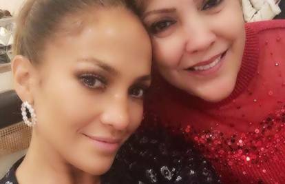 Selfie s mamom: Sad znamo na koga je J.Lo tako dobar 'komad'