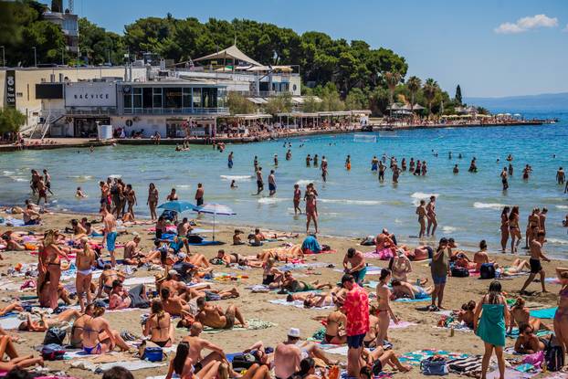 Split: Kupači na plaži Bačvice