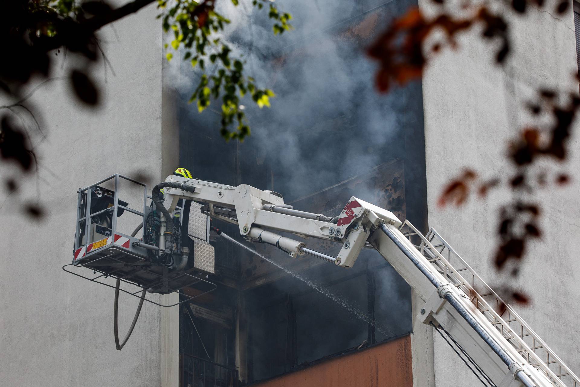 Zagreb: U Prečkom izbio požar u stambenoj zgradi koji se proširio na gornje katove