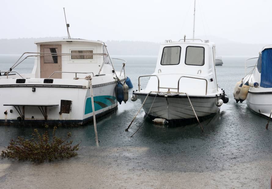 Šibenik: Jugo potopilo Dolac, cijela riva je pod morem
