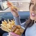 Pokazala kako jesti fast food u autu bez da napravite nered