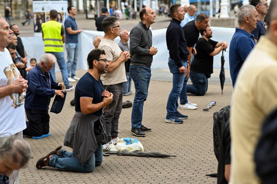 Zagreb: Muška molitva krunice na Trgu bana Josipa Jelačića