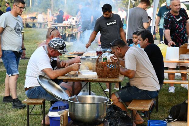 FOTO Otvoreno prvenstvo u kuhanju Fiša: Kotlovi i miris ribe preplavili Slavonski Brod