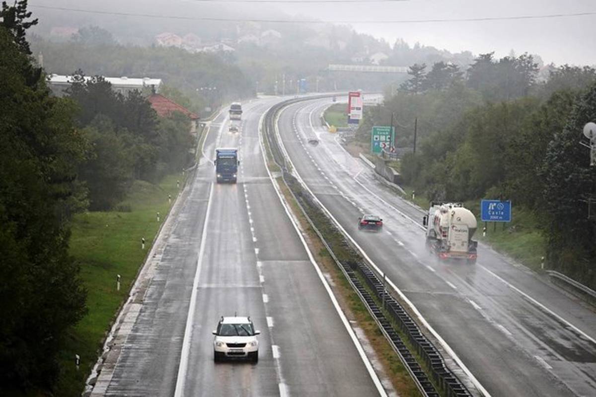 Snažan vjetar na Jadranskoj magistrali, na snazi je zabrana za  I. i II. skupinu vozila
