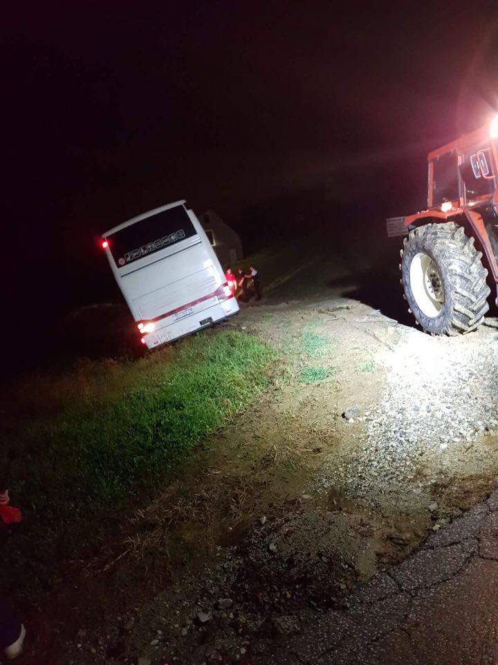 Peh za pehom: Propao im let, a onda im se i autobus prevrnuo