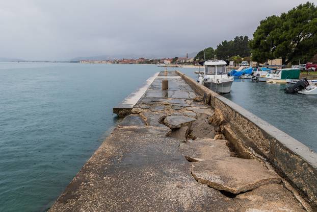 Šteta na rivi u Kaštel Starom nakon olujnog nevremena