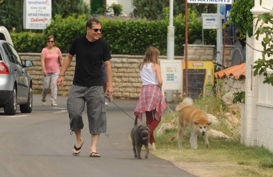 Srima: Bivši izbornik Slaven Bili? iskoristio slobodan dan za šetnju s k?eri i psima uz more