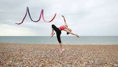 Ritmička gimnastičarka trenira na plaži u Velikoj Britaniji uz znatiželjne poglede prolaznika