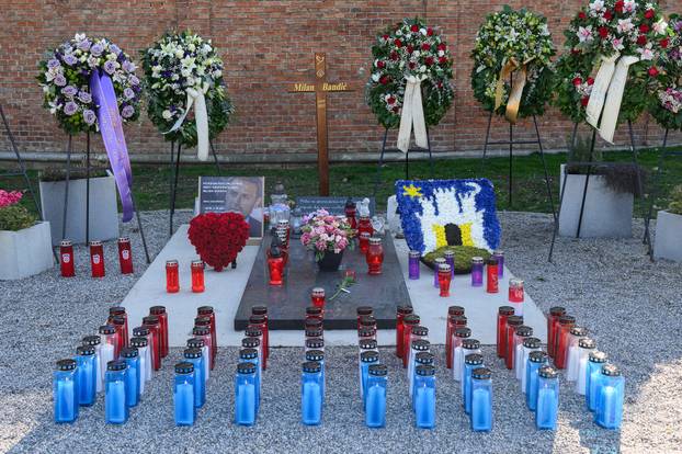 Zagrepčani posjećuju grob Milana Bandića na petu obljetnicu smrti 