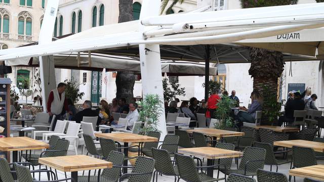 Split: Kafići na rivi otvorili svoja vrata za građane