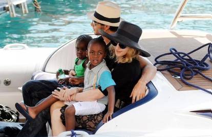 Madonna posvojenu djecu vodi njihovim obiteljima...