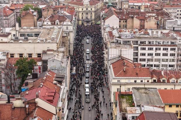 Sarajevo: Pogled iz zraka na povorku prema gradskom groblju Barama