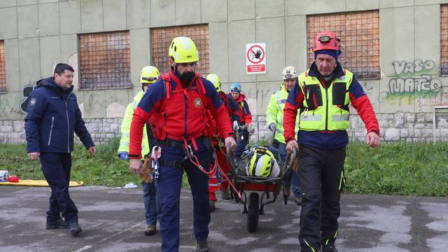 Karlovac: Održana terenska vježba potrage i spašavanjea stanovnika nakon potresa 