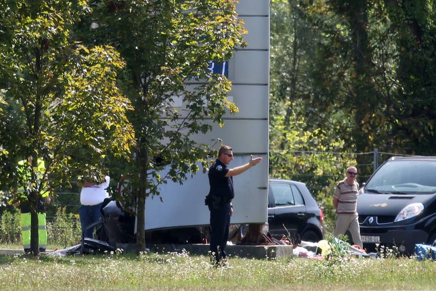 Vozač poginuo na mjestu: Auto izletio s ceste i zabio se u stup