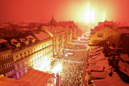 FOTO Evo kako je Severina Sarajevo uvela u Novu godinu: Tisuće ljudi preplavilo ulicu...