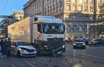 Nesreća u centru Zagreba: Sudarili se kamion i automobil