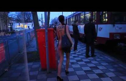 Djevojka savršenoga tijela se potpuno gola vozila tramvajem