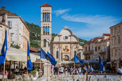 FOTO Turisti uživaju na Hvaru: Ljeto se tu nije do kraja predalo