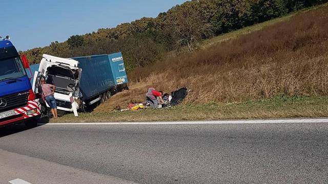 Prešao u suprotni trak, sletio s ceste pa se kamion prevrnuo...