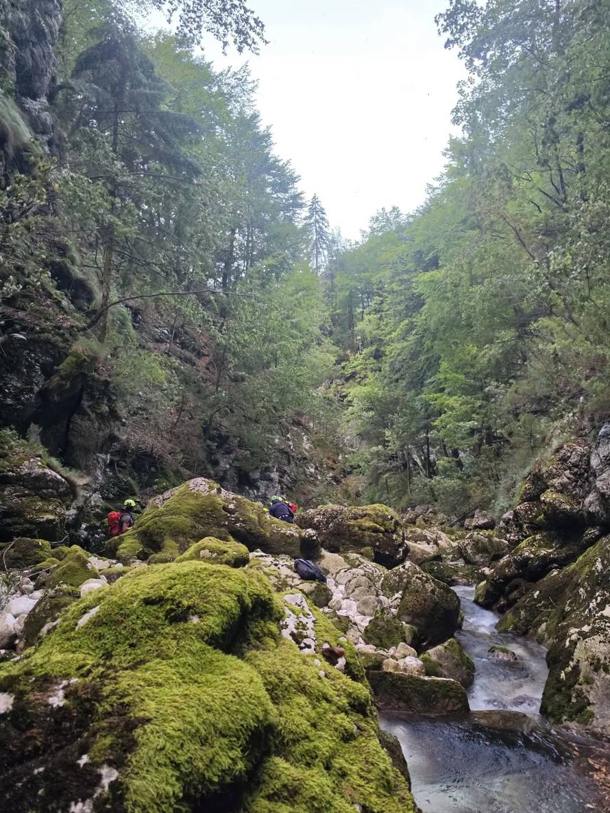 STRAŠNA TRAGEDIJA Otac i dijete pali u provaliju kod slapa u Sloveniji, on je poginuo