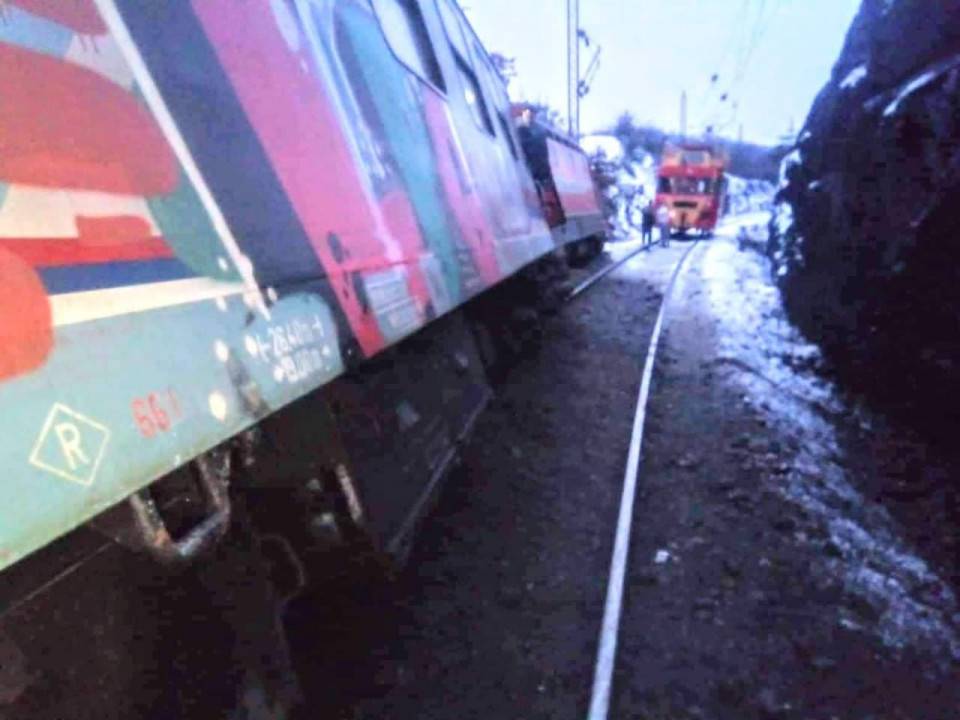 Nesreća u BiH: Vlak izletio iz tračnica, strojovođa ozlijeđen