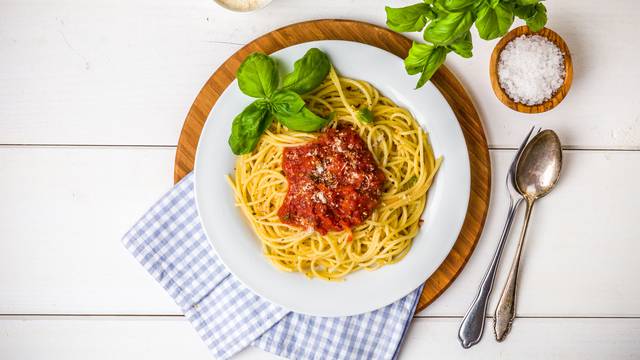Ideja za brzu večeru: Špagete s rajčicom, bosiljkom i sirom