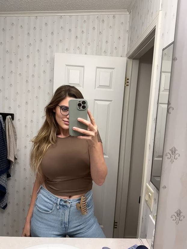 FOTO Ovo je najseksi pekarica koju ćete danas vidjeti: Mijesi tijesto i osvaja izgledom