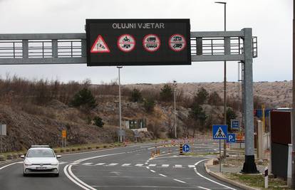 Jak vjetar na magistrali kod Karlobaga, na autocesti A1 izlaz Posedarje zatvoren zbog radova