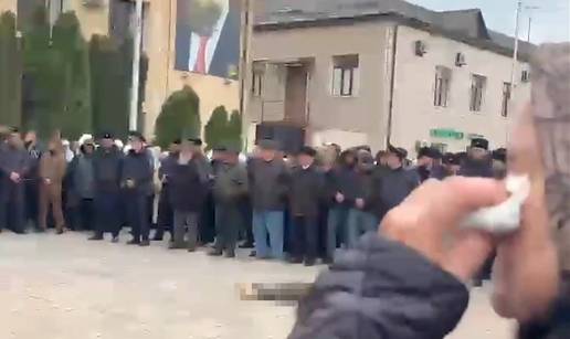 UŽAS Jeziva scena u Čečeniji: Tijelo mladića izloženo na trgu, majka plače pored njega...