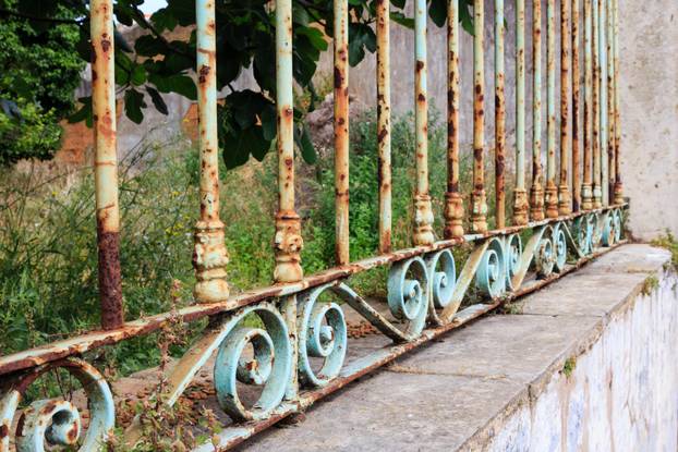 Rusty,Garden,Fence,With,Ornaments