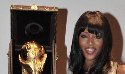 Naomi Campbell upakirala pehar u luksuzni kovčeg...