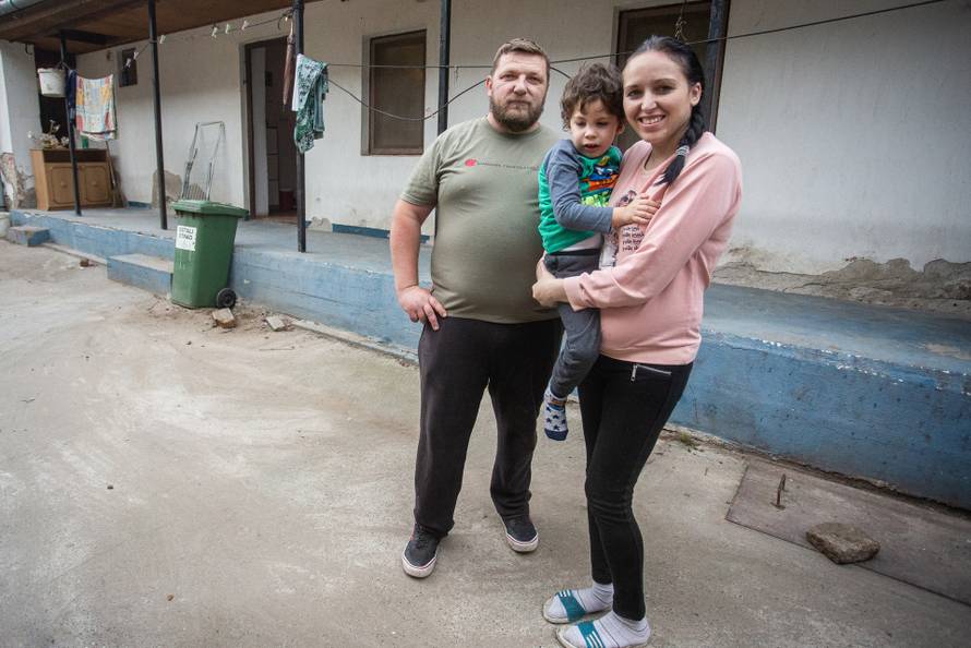 Andrej (3) živi u kući od blata punoj miševa: Teško govori i hoda, a mama ima epilepsiju